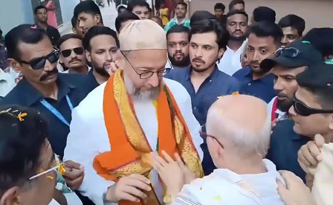 Owaisi Seeks Blessings From Brahmin Priests